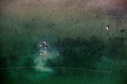 Varias personas se bañan en el mar de Galilea, cerca de Kibbutz Maagan (Israel).