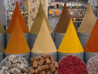 Puesto de especias en la judería de Marraquech (Marruecos).