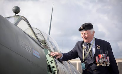 El veterano polaco Eugueniusz Jan Nead contempla una réplica de un caza monoplaza británico utilizado por la RAF durante una la ceremonia de conmemoración por el 75º aniversario del desembarco de Normandía en Portsmouth.