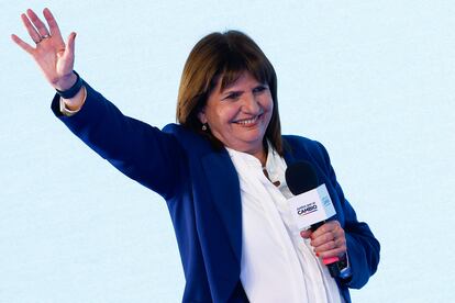 Patricia Bullrich, de la alianza Juntos por el Cambio, saluda a sus seguidores en la sede de su campaña en Buenos Aires.