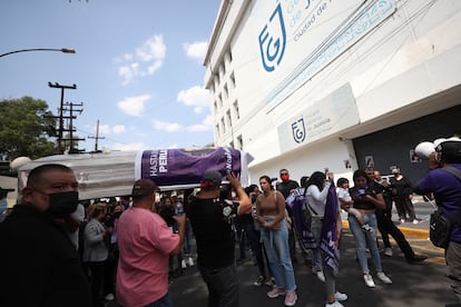 Familiares y amigos cargan el ataúd de Perla Cristal Gaviña, víctima de feminicido, frente a la Fiscalía General de Justicia de Ciudad de México.