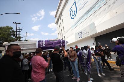 Familiares y amigos cargan el ataúd de Perla Cristal Gaviña, víctima de feminicido, frente a la Fiscalía General de Justicia de Ciudad de México.