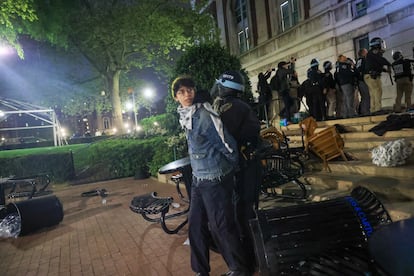 Un policía detiene a una estudiante propalestina durante el desalojo de la Universidad de Columbia la noche de martes. 