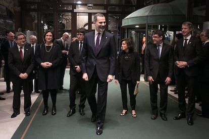 El rey Felipe VI inaugura la feria Mobile World Congress de Barcelona, acompañado por —de izquierda a derecha— Enric Millo (Delegado del Gobierno), Ada Colau (alcaldesa de Barcelona), Carles Puigdemont (presidente catalán), Soraya Sáenz de Santamaría (vicepresidenta del Gobierno), Álvaro Nadal (ministro de Energía) y Mats Granryd (GSMA), el 26 de febrero de 2017.