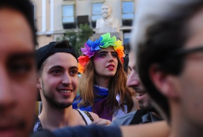 El acto de inauguración de las fiestas del Orgullo ha tenido lugar en la recientemente renombrada plaza Pedro Zerolo, donde 'La Plexy' ha ofrecido una actuación musical y ha dedicado unas palabras a la comunidad LGTB.