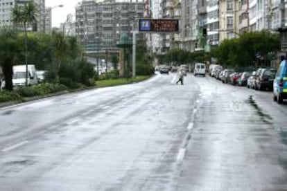 Un peatón cruza una céntrica calle de la ciudad de A Coruña en el "Día sin Coches", una iniciativa europea centrada este año en concienciar a los ciudadanos de la contribución del tráfico privado en las emisiones de gases de efecto invernadero responsables del cambio climático. EFE/Archivo