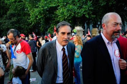 El nuevo ministro de Trabajo, Valeriano Gómez, el día de la Huelga General en la manifestación en Cibeles (Foto:<a href="http://www.madridiario.es/galeria/ministro-trabajo-valeriano-gomez-cambios-gobierno-zapatero/42622.html" target="_blank"> Juan Luis Jaén/ madridiario.es</a> )