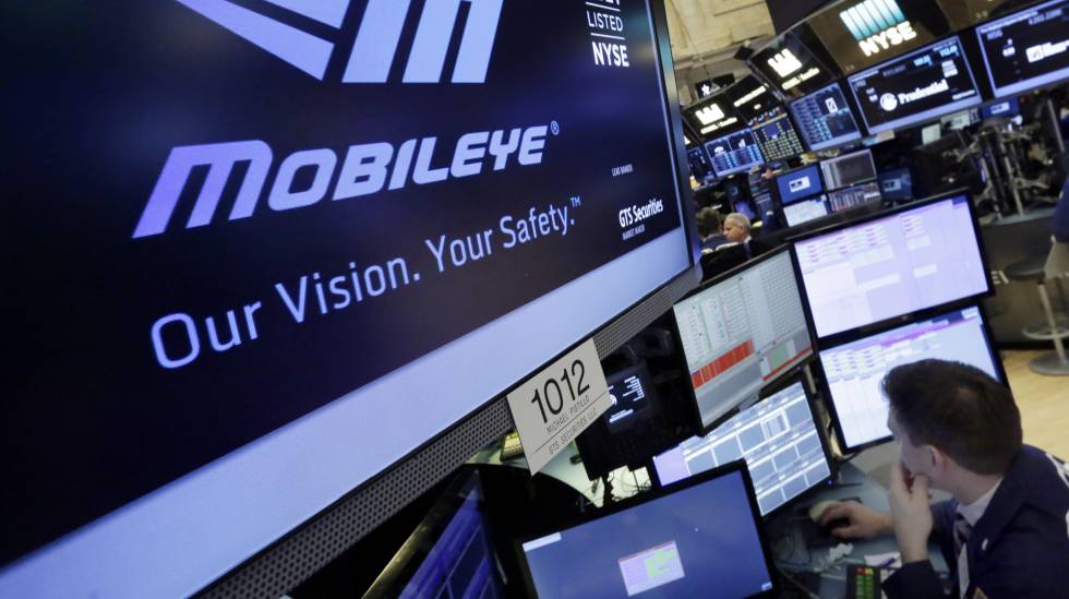 El logotipo de Mobileye en las pantallas de gestores de fondo en Wall Street.