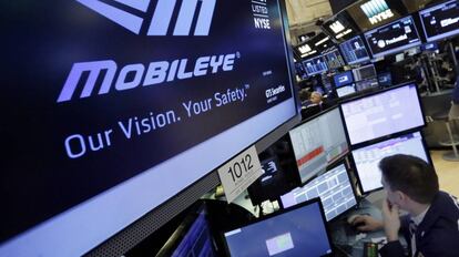 El logotipo de Mobileye en las pantallas de gestores de fondo en Wall Street.