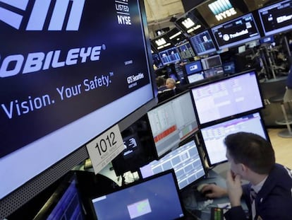 El logotipo de Mobileye en las pantallas de gestores de fondo en Wall Street.