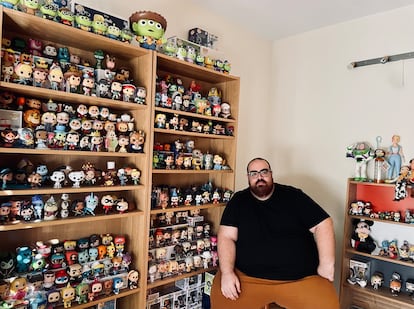 El 'manager' Franchejo Blázquez con su colección de Funko Pop. 