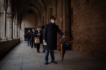 Varias personas hacen cola para votar en Antic Convent St. Agustí en Barcelona, Cataluña.