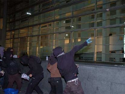 Los manifestantes arrojaron pintura y cohetes a la fachada del Macba.