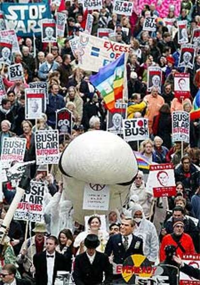 Manifestantes contrarios a la visita de Bush, ayer en Londres.