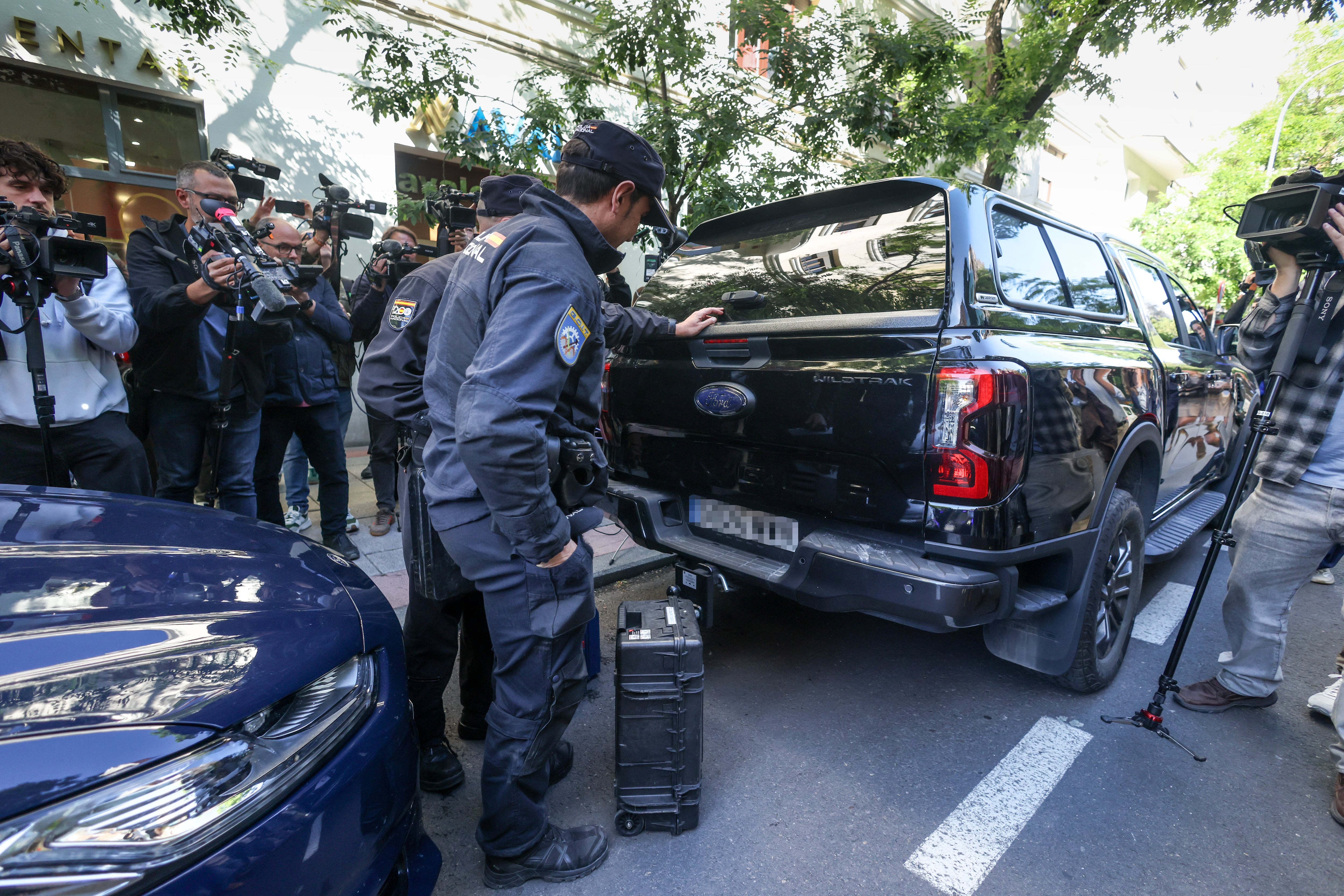 Registro en la calle Ferraz donde se encuentra la oficina del expresidente del Gobierno, José Luis Rodríguez Zapatero, este martes.
