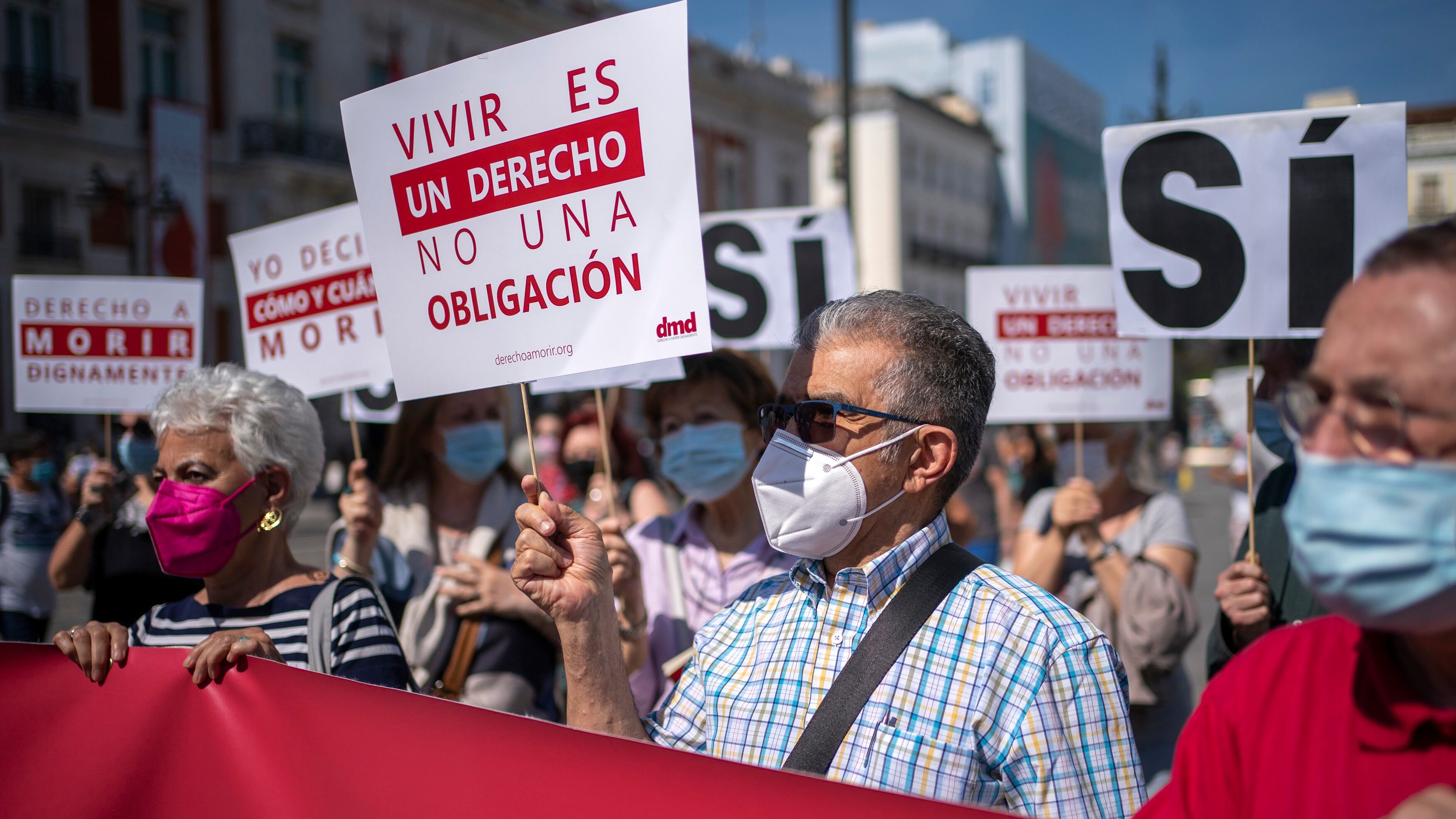 Activistas de la asociación Derecho a Morir Dignamente se concentran para celebrar la entrada en vigor de la ley de la eutanasia en la Puerta del Sol en Madrid.