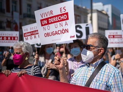 Activistas de la asociación Derecho a Vivir Dignamente se concentran para celebrar la entrada en vigor de la ley de la eutanasia en la Puerta del Sol en Madrid, en junio de 2021.