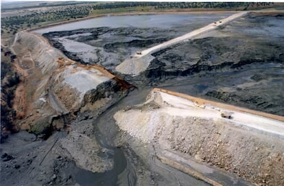 Vista aérea de la rotura de la balsa de Aznalcóllar en 1998. 