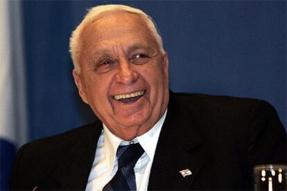 El primer ministro israelí, Ariel Sharon, ríe durante la rueda de prensa ofrecida en un hotel de Jerusalén.
