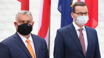 O primeiro-ministro húngaro, Viktor Orbán (esquerda), com seu homólogo polonês, Mateusz Morawiecki, em um encontro do Grupo de Visegrado em Lublin (Polônia), em 11 de setembro.