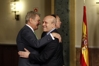 El presidente del Congreso, Jesús Posada, saluda al ministro de Educación, José Ignacio Wert.