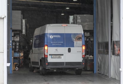 Una furgoneta en la nave del fabricante de equipo médico Hersill, en el Polígono Industrial Las Nieves, en Móstoles (Madrid)
