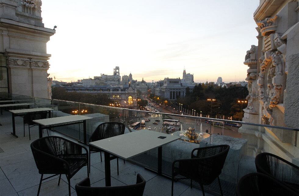 La terraza del restaurante Palacio Cibeles, ubicado en el Ayuntamiento de Madrid, en el Palacio de Comunicaciones, ofrece vistas del centro de Madrid.