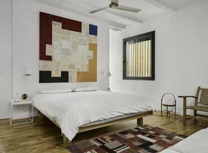 Todas las pinturas del dormitorio son de Mas-aqui Arte & Diseño. La lámpara Cesta es un diseño de Miguel Milá (Santa & Cole) y la butaca Torres Clavé fue ideada por el arquitecto en 1934 y rescatada por Mobles 114. La mesilla de noche es de HAY, y la lámpara, el modelo Caravaggio de Fritz Hansen.