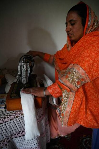 Las compresas se fabrican con una máquina de coser a manivela.