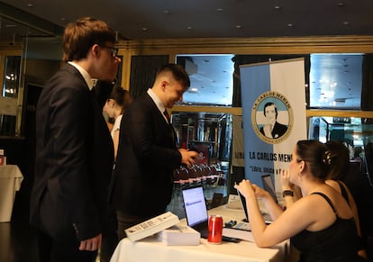 Un grupo de jóvenes mileístas asisten a la presentación del grupo La Carlos Menem, en Buenos Aires, Argentina. El 28 de octubre de 2024.