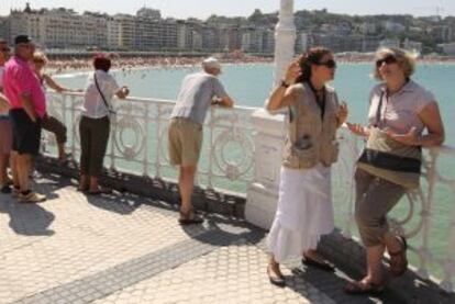 Un grupo de personas en la playa de la Concha (San Sebastián).