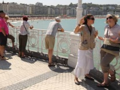 Un grupo de personas en la playa de la Concha (San Sebastián).