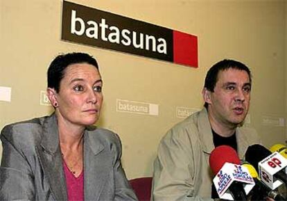 Los dirigentes de Batasuna Jone Goirizelaia y Arnaldo Otegi, durante una rueda de prensa.