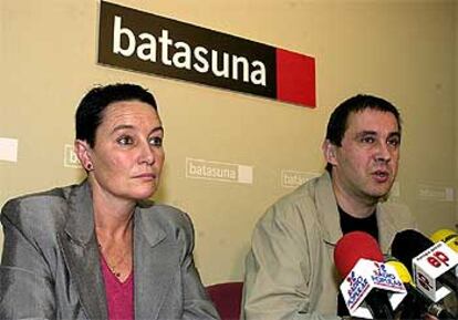 Los dirigentes de Batasuna Jone Goirizelaia y Arnaldo Otegi, durante una rueda de prensa.