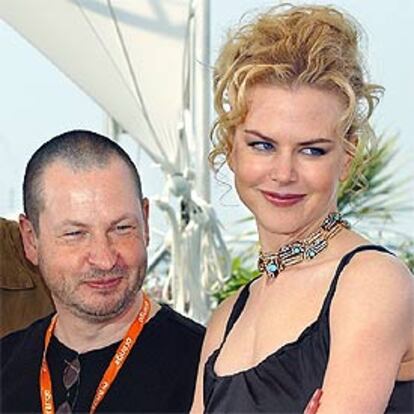 El director y la protagonista de <i>Dogville</i> posan para los fotógrafos.