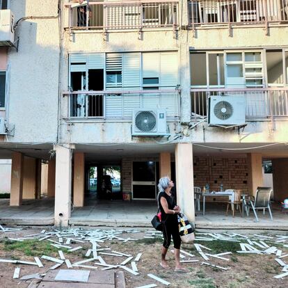 Edificio en la ciudad de Acre afectado por la intercepción de uno de los proyectiles.