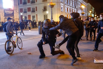 Centenares de personas se han concentrado este miércoles en el centro de Madrid para reclamar la puesta en libertad del rapero Pablo Hasél, arrestado este martes en Lleida para cumplir la condena impuesta por la Audiencia Nacional por un delito de enaltecimiento del terrorismo e injurias y calumnias a la monarquía y a las fuerzas de seguridad del Estado tras difundir mensajes atentatorios en redes sociales. En la imagen, dos manifestantes se enfrentan a un agente de la Policía.