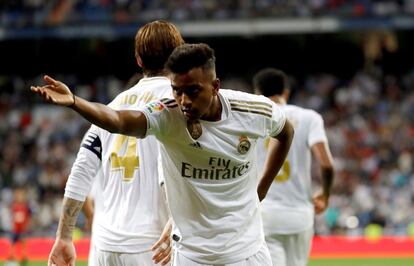 El delantero brasileño del Real Madrid Rodrygo Silva celebra el segundo gol de su equipo.
