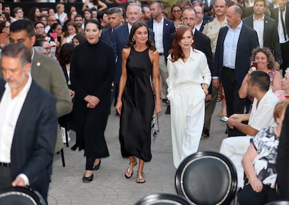 Doña Letizia, entre Isabelle Huppert y la artista Marina Abramovic (izquierda), en la clausura del Atlàntida Mallorca Film Fest 2022 celebrada en Centro Cultural La Misericordia.