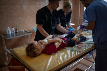 El equipo médico del hospital de Lviv cura las heridas de Yana.  