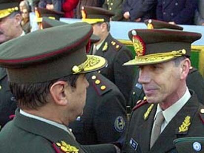 El teniente general Brinzoni, a la izquierda, felicita a su sucesor, general Roberto Bendini, ayer en Buenos Aires.