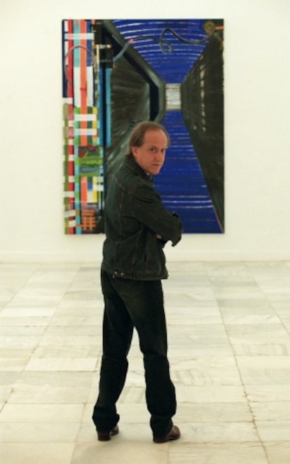 El pintor Juan Uslé frente a su obra