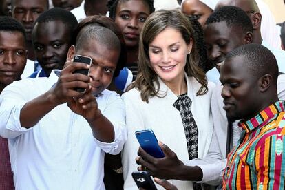 La reina Letizia, se fotografía junto a un grupo de estudiantes de español, durante su visita al Aula Cervantes.