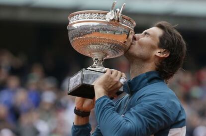Nadal celebra su título de Roland Garros.