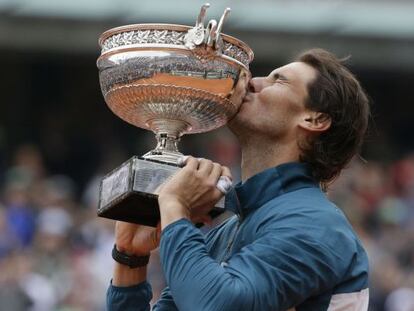 Nadal celebra su título de Roland Garros. 