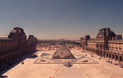 A imprensa estava furiosa com o presidente François Mitterrand, que acusaram de querer se tornar o "primeiro faraó" da França, lembra o ex-ministro da cultura da época, Jack Lang. Na imagem, vista panorâmica do Museu do Louvre em 1988.