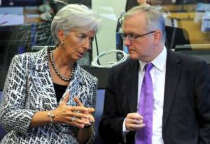 La directora del FMI, Christine Lagarde, conversa con el vicepresidente económico de la Comisión Europea, Olli Rehn, (d), al comienzo de la reunión del Eurogrupo en la sede de la UE en Luxemburgo. EFE/Archivo