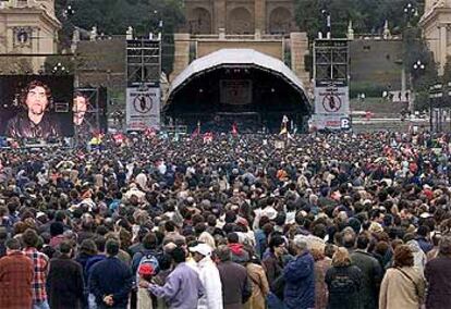 Una pantalla gigante muestra la imagen de Joaquín Sabina durante el concierto contra la guerra celebrado ayer en Barcelona.
