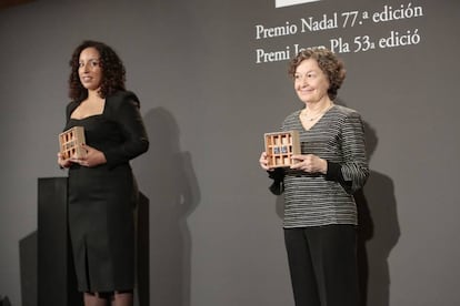 Najat El Hachmi i Maria Barbal amb els premis.