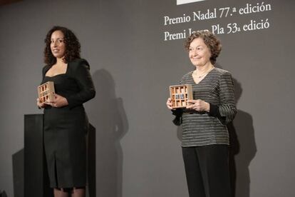 Najat El Hachmi i Maria Barbal amb els premis.